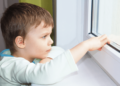 Niño en una ventana