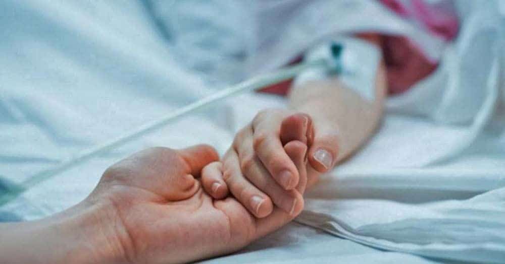 Manos en cama hospitalaria