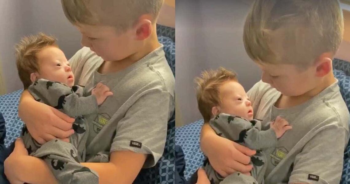 Un niño le dedica una emotiva canción a su hermano recién nacido con síndrome de Down y se hace viral en las redes