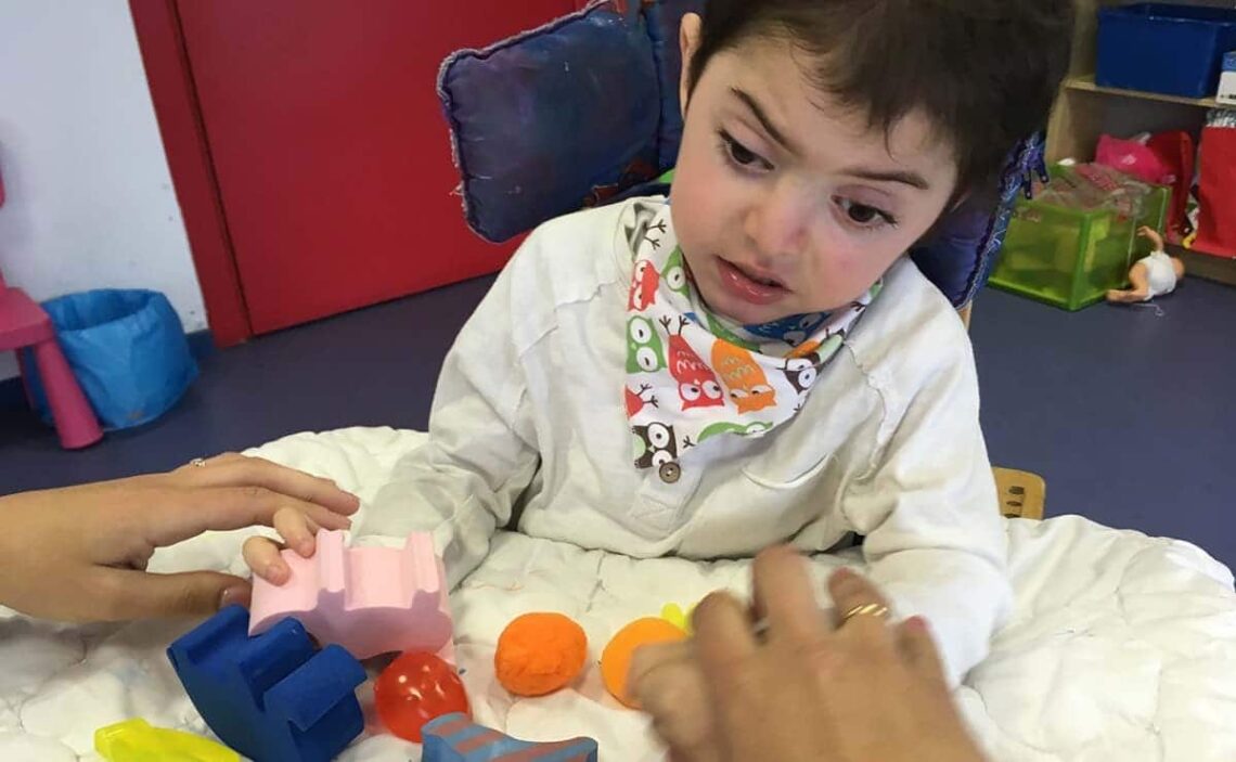 Niño por Síndrome por Deficiencia CDKL5