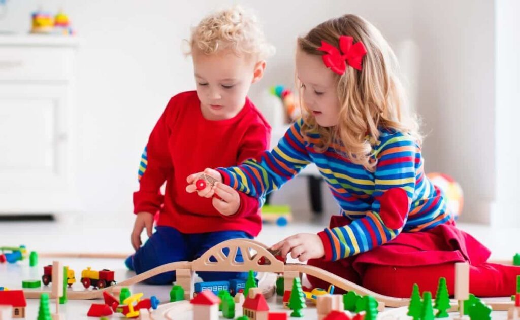 Niños jugando con los juguetes que recomienda la OCU