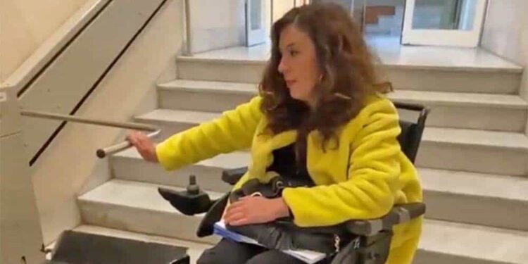 Nuria Álvarez no puede entrar con silla de ruedas en la universidad