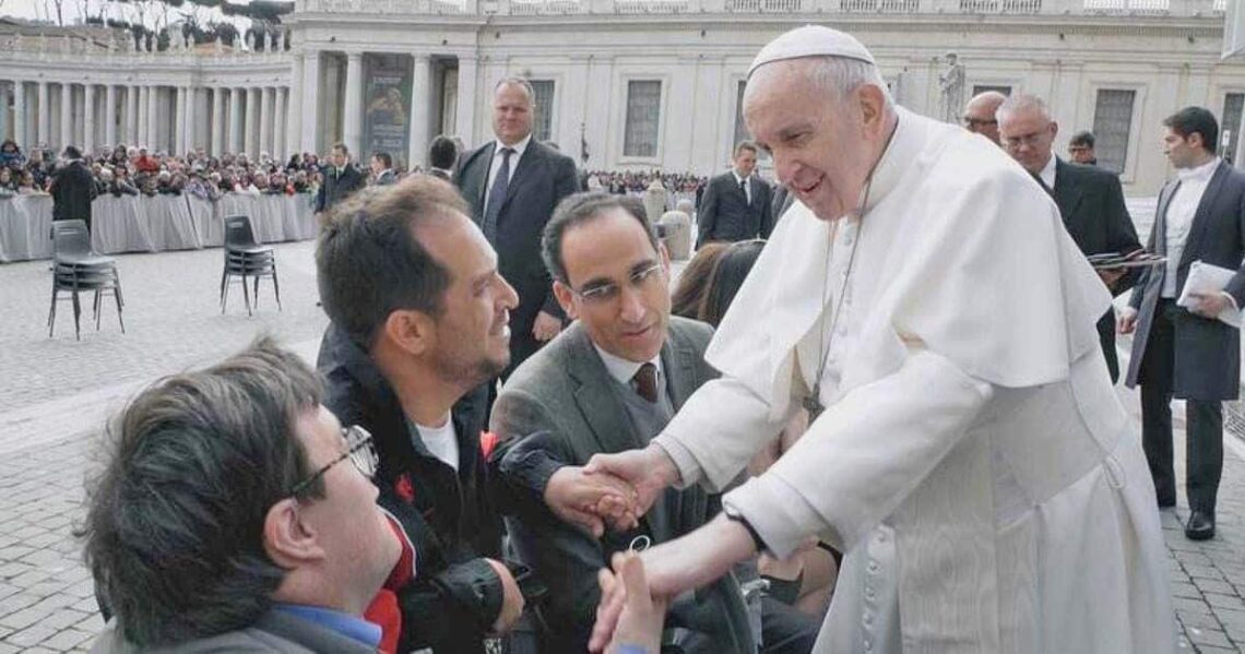 Pablo Pineda y 'El Langui' tuvieron un encuentro con el Papa Francisco durante el programa 'Donde comen dos'