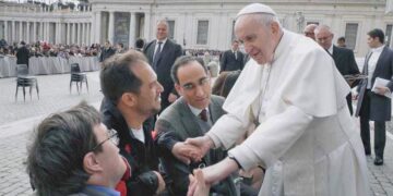 Pablo Pineda y 'El Langui' tuvieron un encuentro con el Papa Francisco durante el programa 'Donde comen dos'