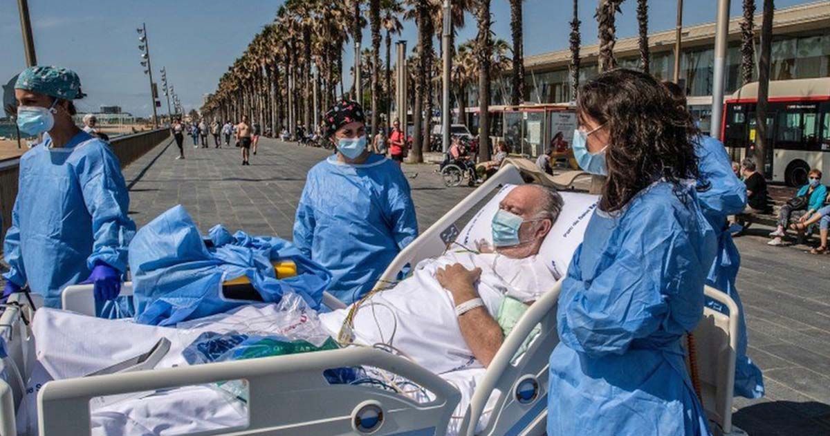 Paciente con Covid-19 visitando la playa en Barcelona | GETTY IMAGES