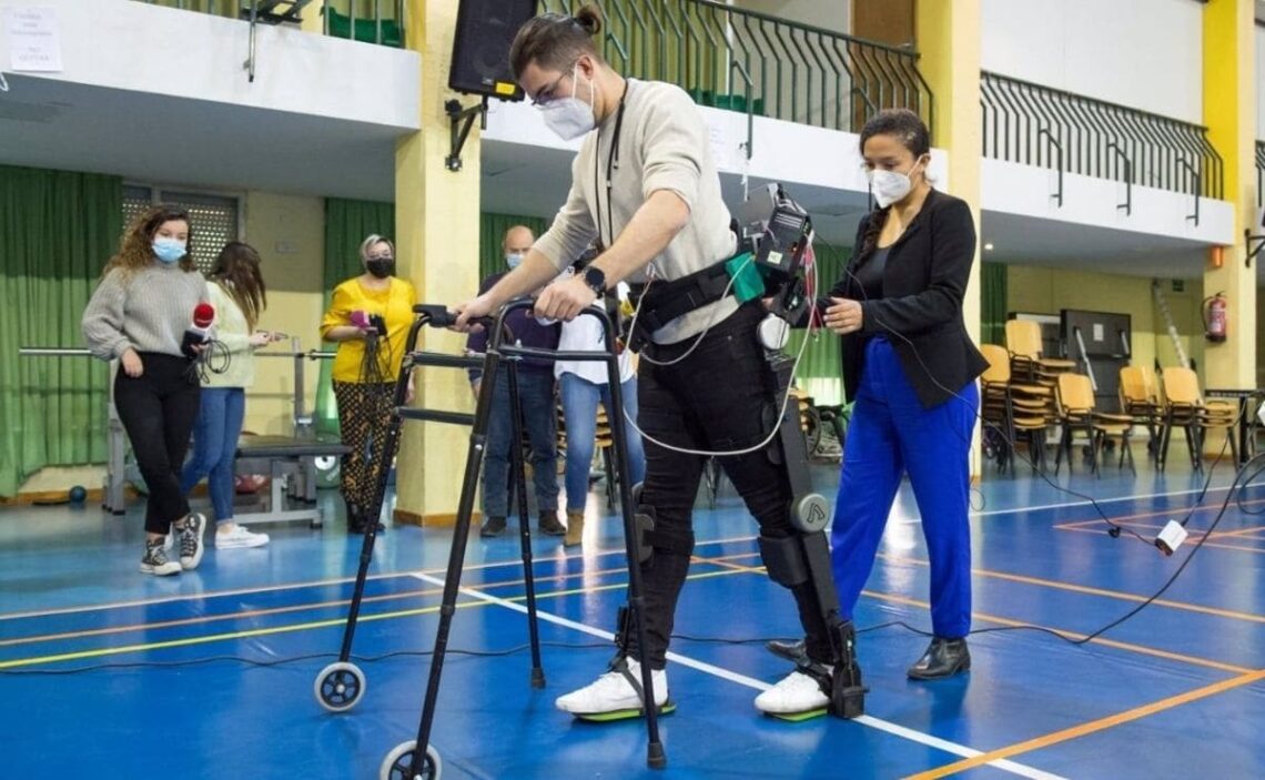 Pacientes con lesión medular de Parapléjicos probarán un robot híbrido que les ayudará a mejorar su movilidad