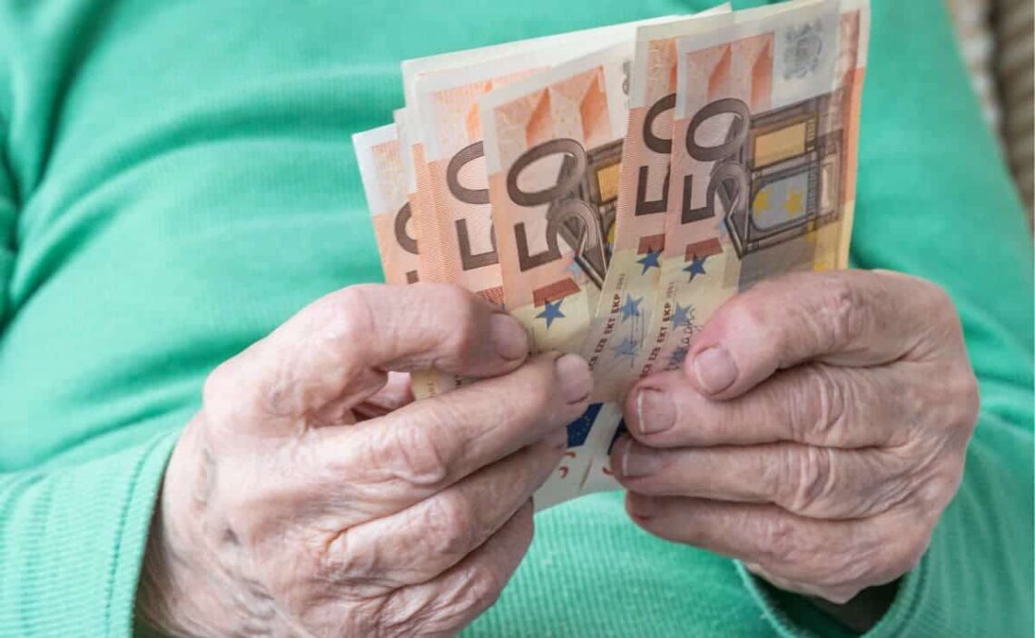 Pago de pensión en febrero de 2023./ Foto de Canva