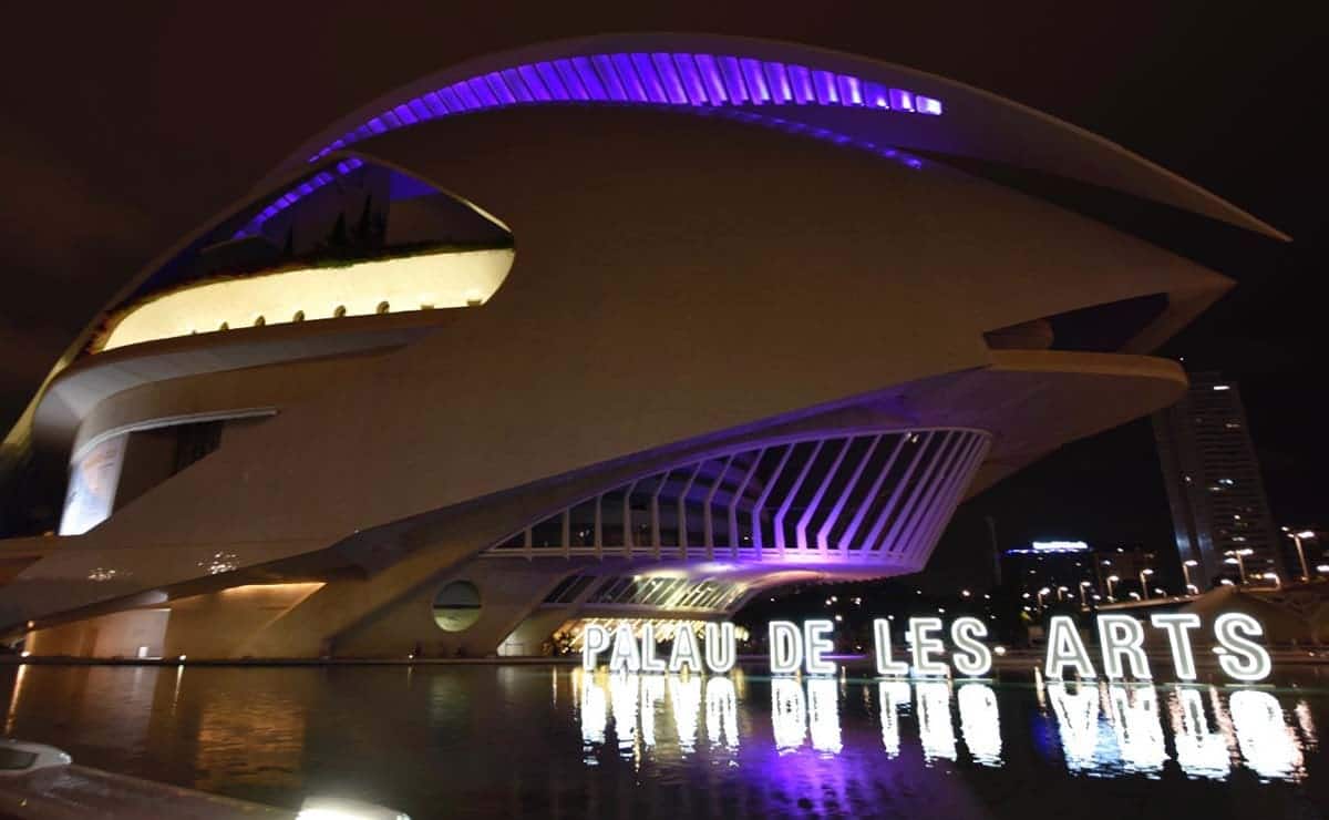 Palau de les arts Valencia iluminado purpura discapacidad