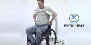 Hombre subiéndose el pantalón desde la silla de ruedas con un aparato que te sujeta las axilas para auparte