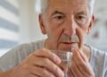 Persona tomando suplemento vitamina C