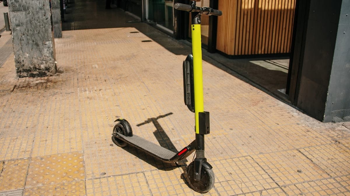 Patinete eléctrico obstáculo aceras