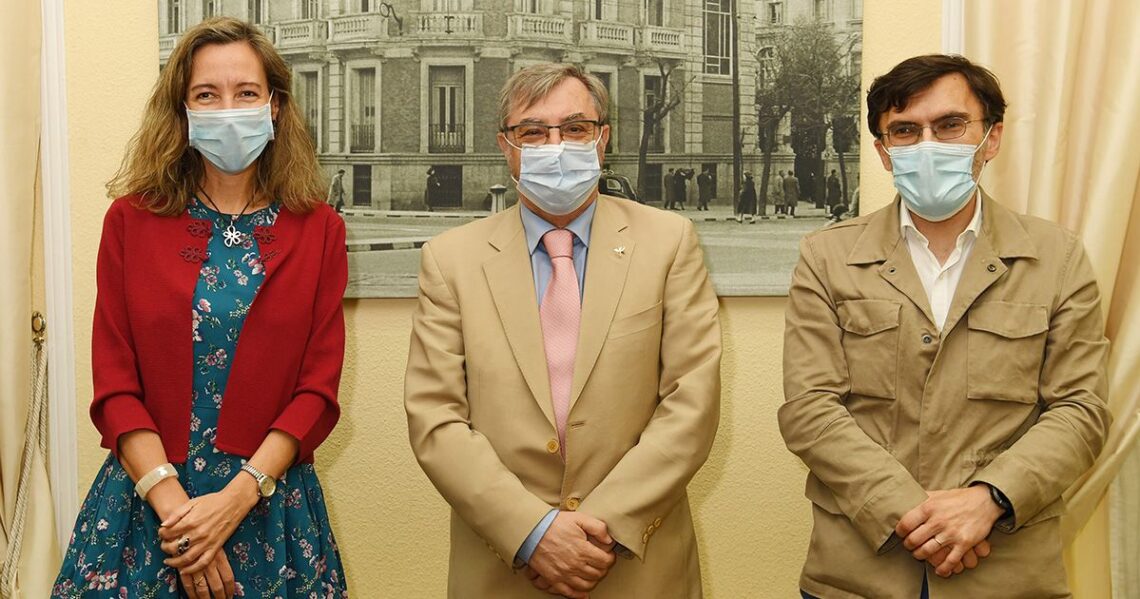 Patricia Sanz, Fernando Chacón y Alberto Durán durante la firma del convenio
