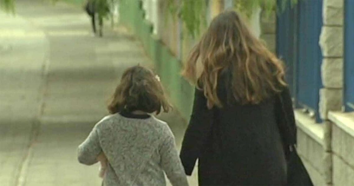 Patricia, la pequeña con autismo, y su madre
