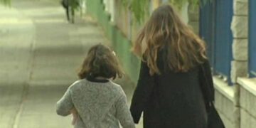Patricia, la pequeña con autismo, y su madre