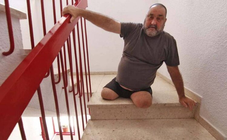Pepe Baez sin piernas atrapado en casa