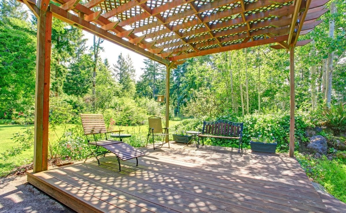 Pérgola haciendo sombra en el jardín