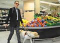 Persona ciega con perro guía en el supermercado