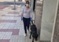 Una persona ciega paseando con su perro guía durante el estado de alarma