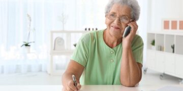 Persona mayor hablando por teléfono Ayuntamiento de Madrid personas mayores