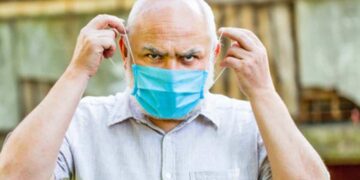 Persona mayor mascarilla pensiones dependencia Covid-19 paciente cronicos
