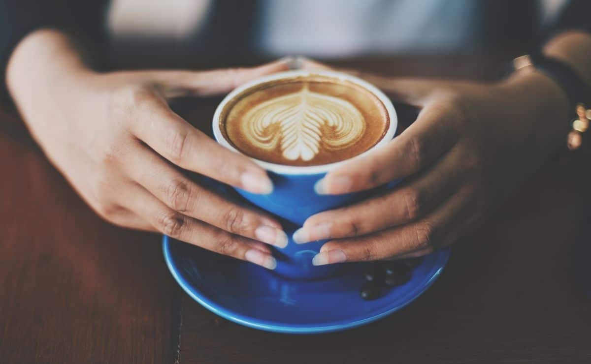 Persona tomando café