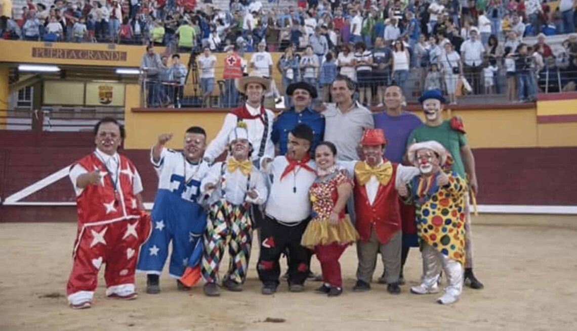Personas de talla baja en el ruedo de la plaza de toros