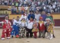 Personas de talla baja en el ruedo de la plaza de toros