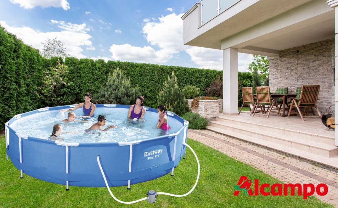 Familia en el jardín disfrutando de la piscina de Alcampo