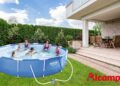 Familia en el jardín disfrutando de la piscina de Alcampo