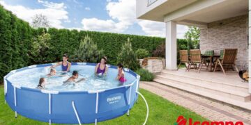 Familia en el jardín disfrutando de la piscina de Alcampo