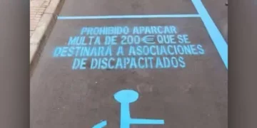 Imagen de una plaza PMR con el texto Plantean que lo recaudado por multas en zonas PMR vaya a fines sociales