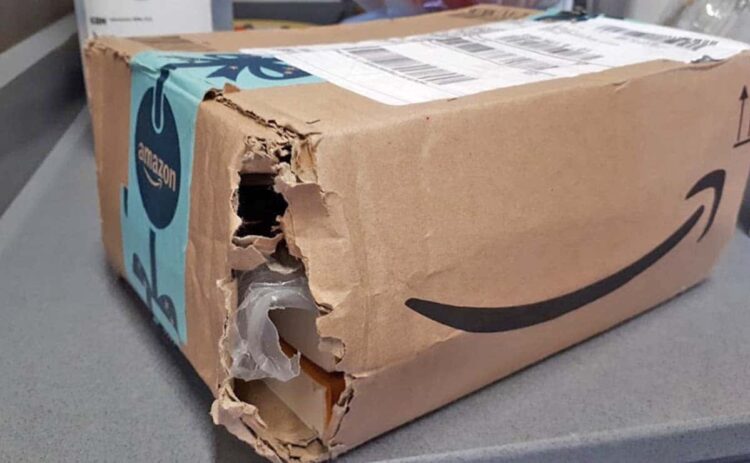 Paquete Amazon plástico