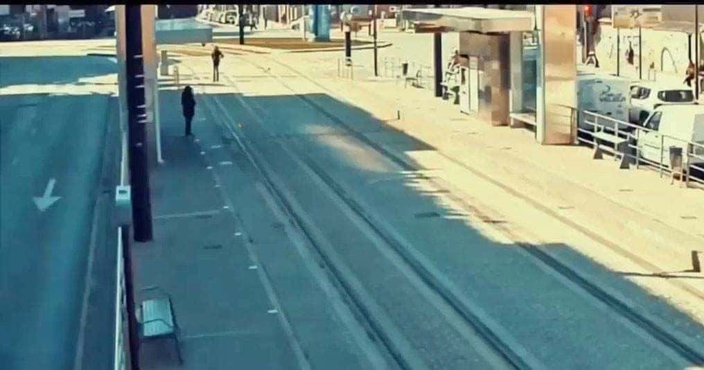 Un Policía evita que el metro atropelle a una mujer ciega