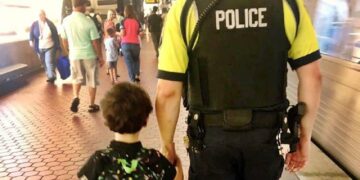 El policía que medió en el ataque de pánico de un niño con autismo