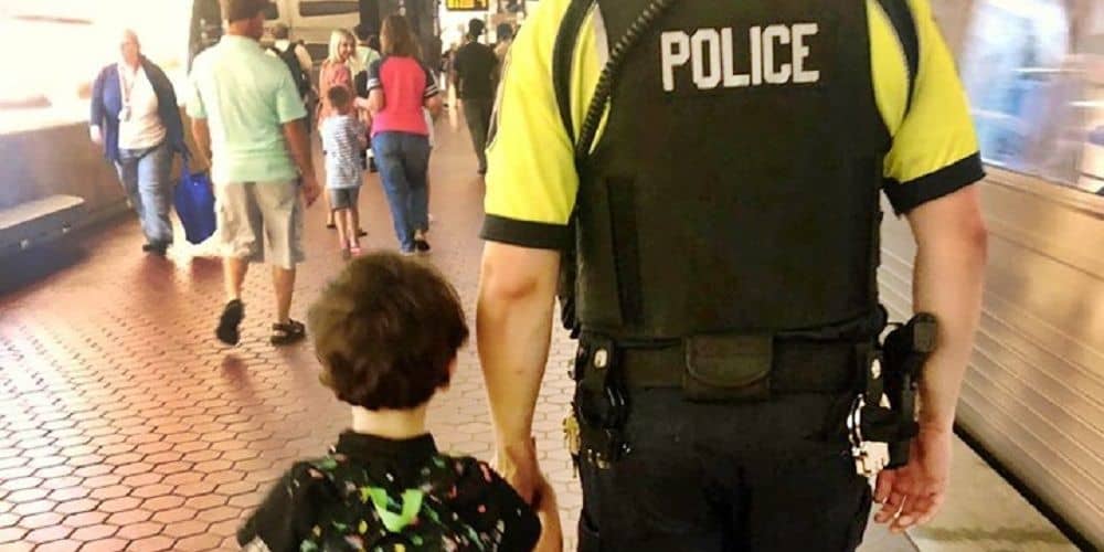 El policía que medió en el ataque de pánico de un niño con autismo