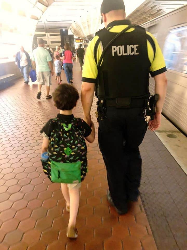 Policia y niño con autismo - grande