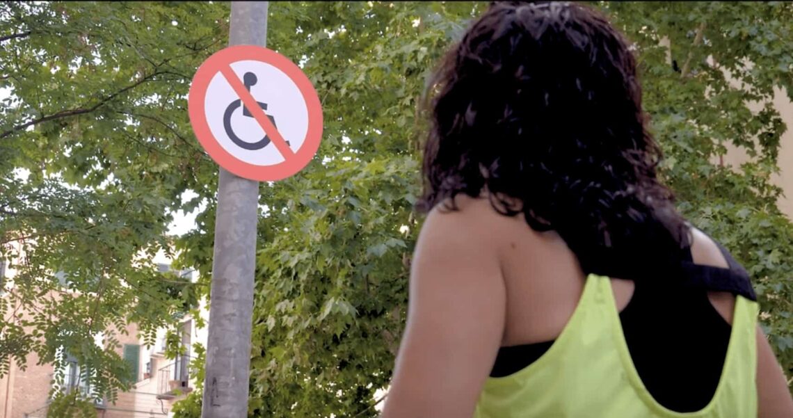 Cartel de prohibido pasar silla de ruedas