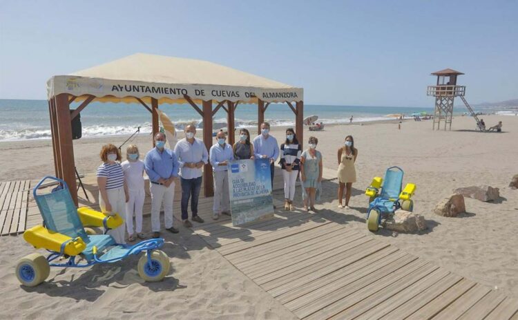 Presentación de la guía de playas accesibles de la FAAM en Almería