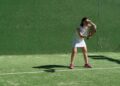 Mujer jugando al padel