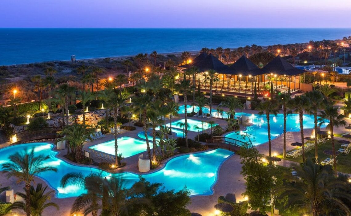 Piscina del Puerto Antilla Gran Hotel Islantilla, hotel que ofrece Viajes El Corte Inglés para personas mayores