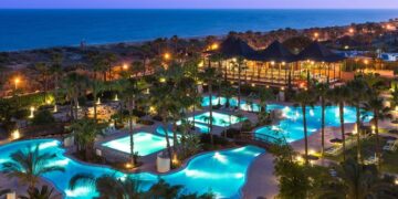 Piscina del Puerto Antilla Gran Hotel Islantilla, hotel que ofrece Viajes El Corte Inglés para personas mayores