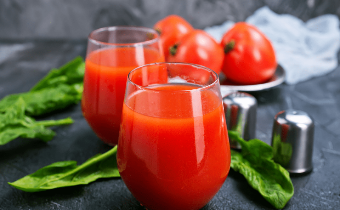 Qué beneficios tiene tomar jugo de tomate en ayunas