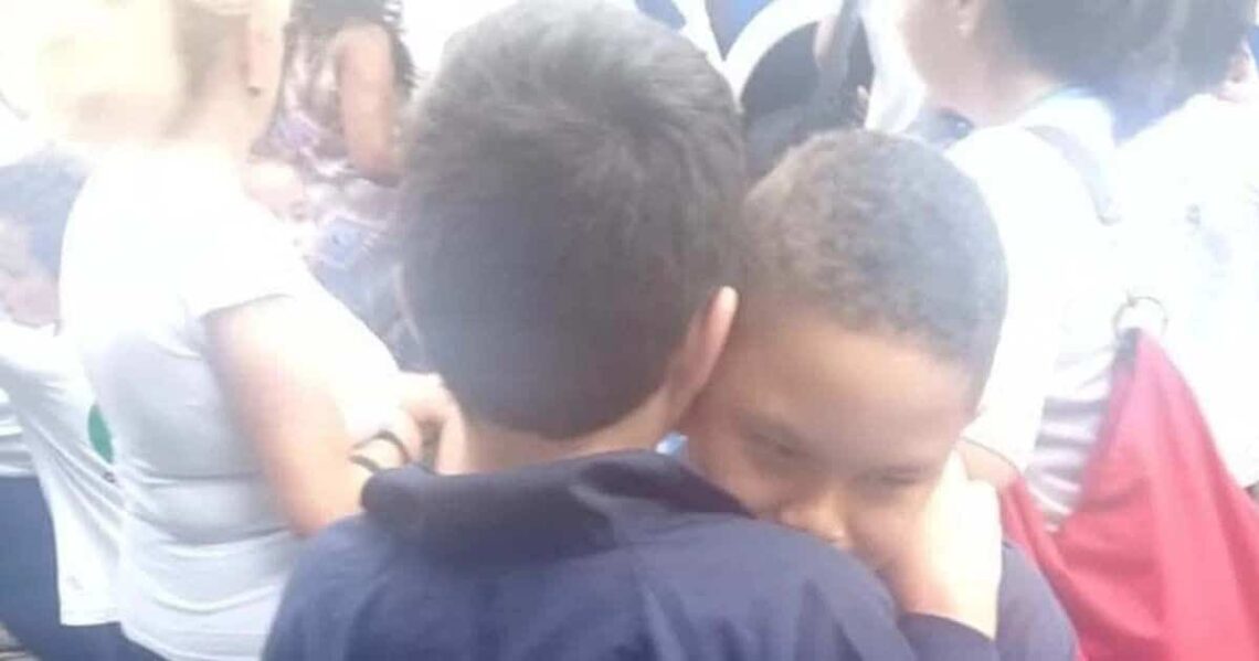 Rafa y João se abrazan