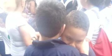 Rafa y João se abrazan