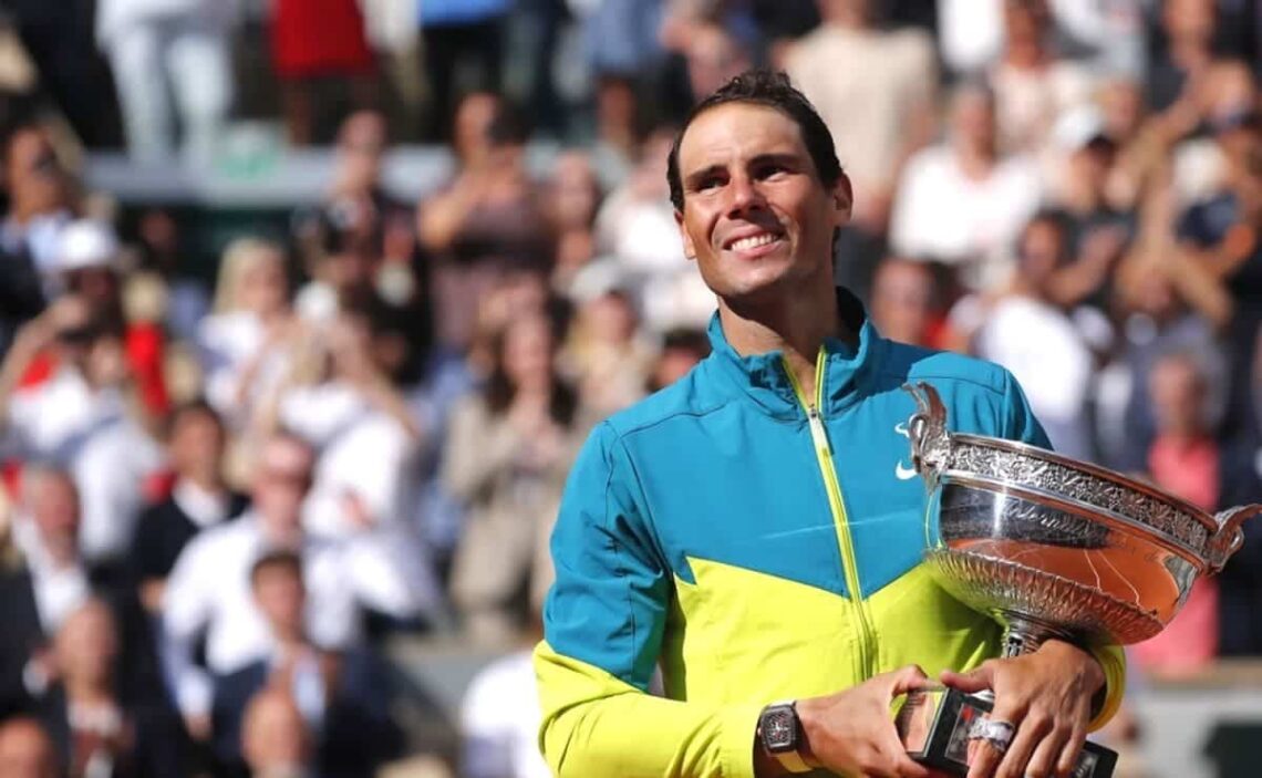 Rafael Nadal levanta el trofeo de campeón de Roland Garros