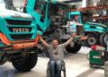 Albert Llovera junto al camión con el que correrá el Dakar
