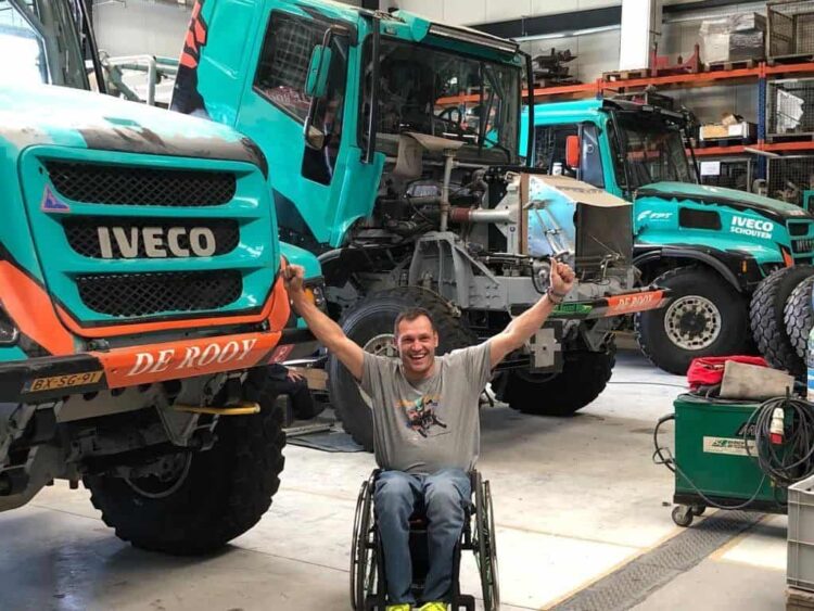 Albert Llovera junto al camión con el que correrá el Dakar