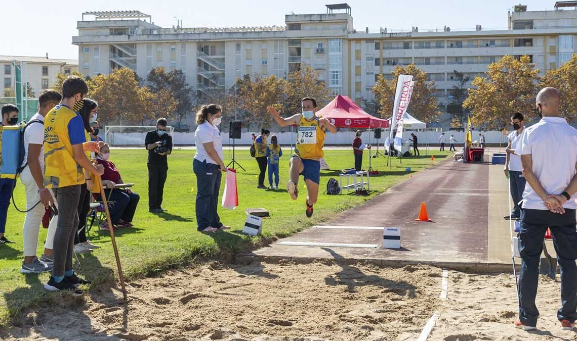 Uno de los atletas durante la prueba de salto
