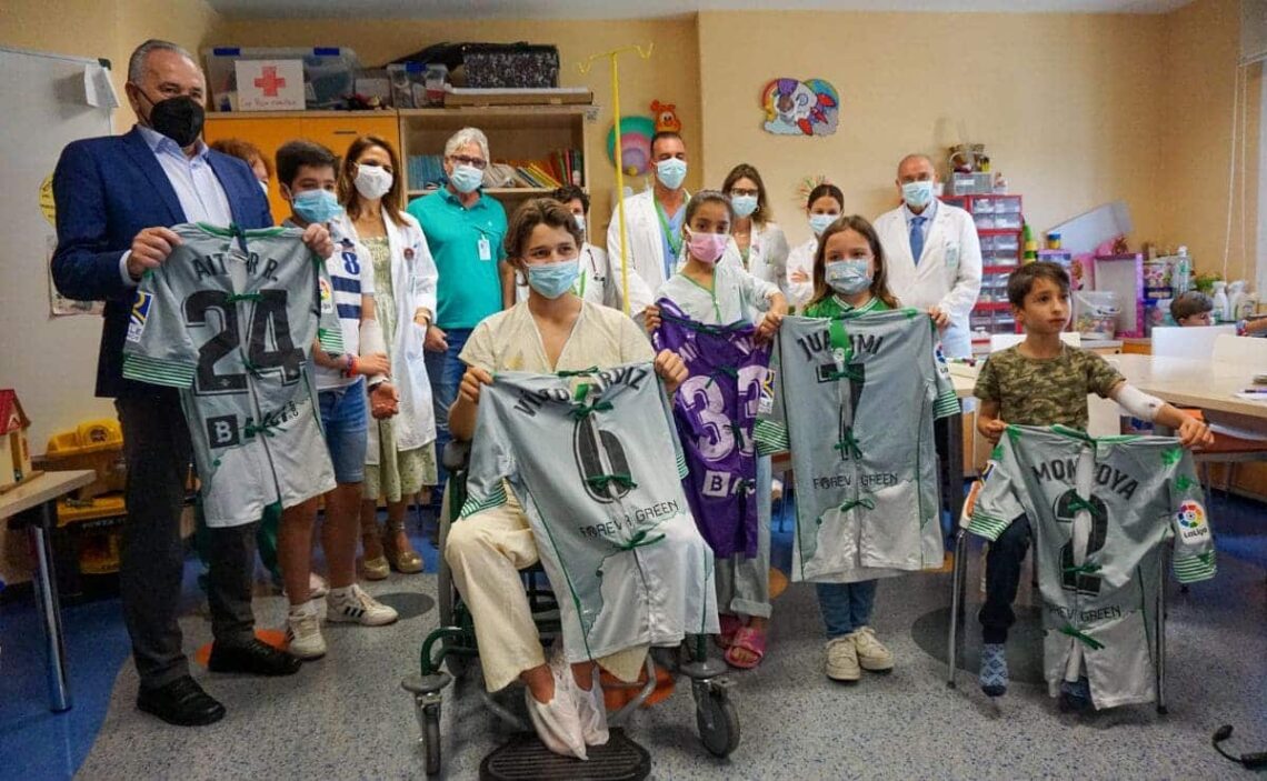 Niños en el hospital posan con las camisetas del Real Betis Balompié