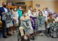 Niños en el hospital posan con las camisetas del Real Betis Balompié